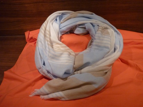 Hellblau gemusterter schal mit - gemusterter,